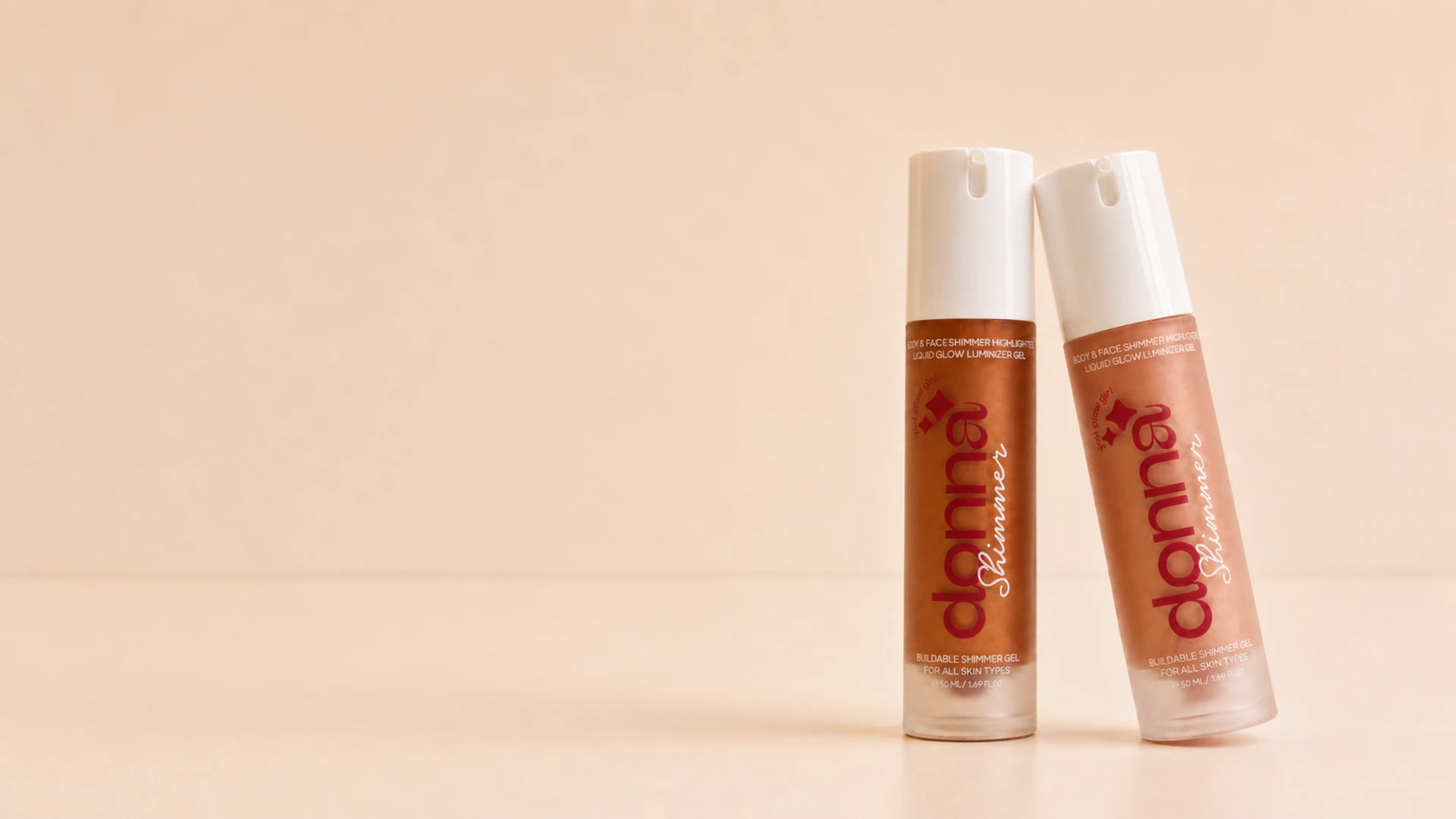 عبوات بودي شيمر دونا بدرجتي Bronze Glow وSunkissed في إضاءة استوديو دافئة